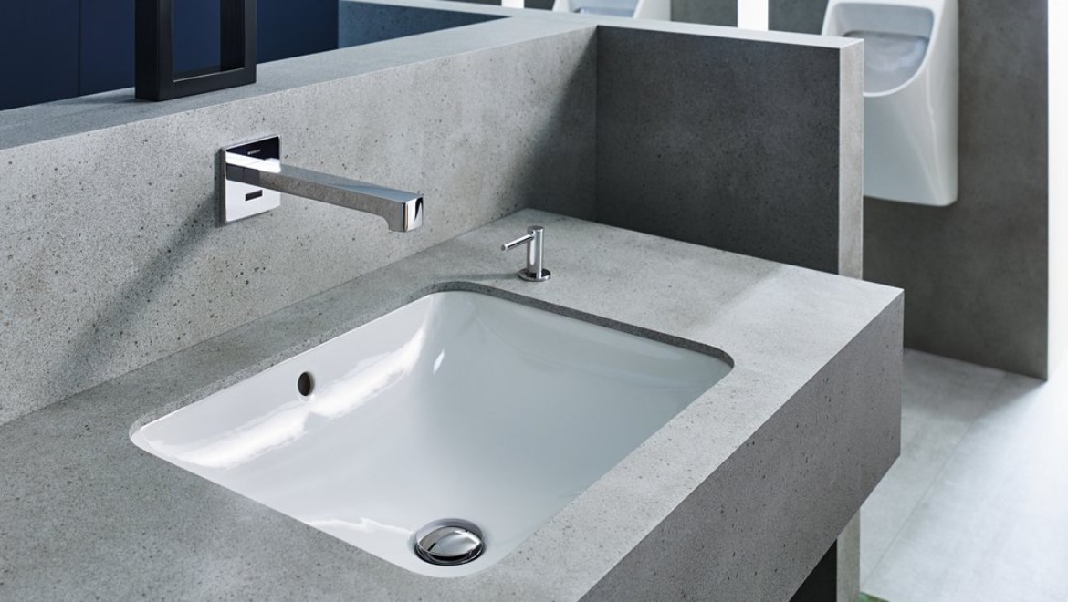 (Halb-)Öffentlicher Sanitärbereich; Geberit Armaturensystem Brenta Wandarmatur, Waschtisch Geberit VariForm, Geberit Urinal Renova (Halb-)Öffentlicher Sanitärbereich; Geberit Armaturensystem Brenta Wandarmatur, Waschtisch Geberit VariForm, Geberit Urinal Renova