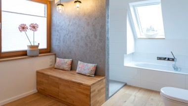 Der Holzboden als verbindendes Element der Räume im Bad.