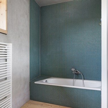 Großes Bad in der Maisonettwohnung mit Steinzeugmosaik, © Stephan Baumann