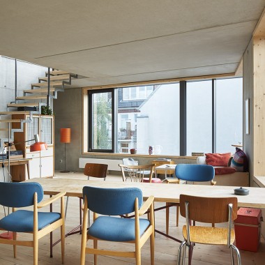 Untere Etage der Maisonettewohnung mit modernem Sitzbereich, © Stephan Baumann