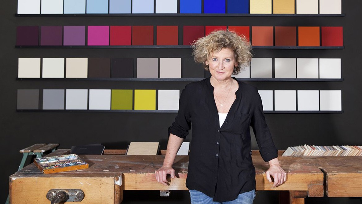 Malermeisterin Ursula Kohlmann vor einer Wand mit Farbpaletten