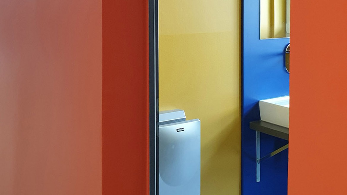 Moderne Farbgestaltung in der Schultoilette