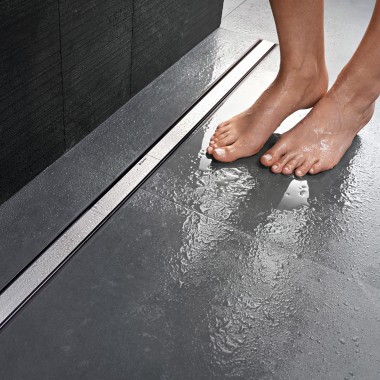Mit Duschrinnen und rutschhemmenden Fliesen lassen sich altersgerechte und komfortable Duschbereiche individuell gestalten.