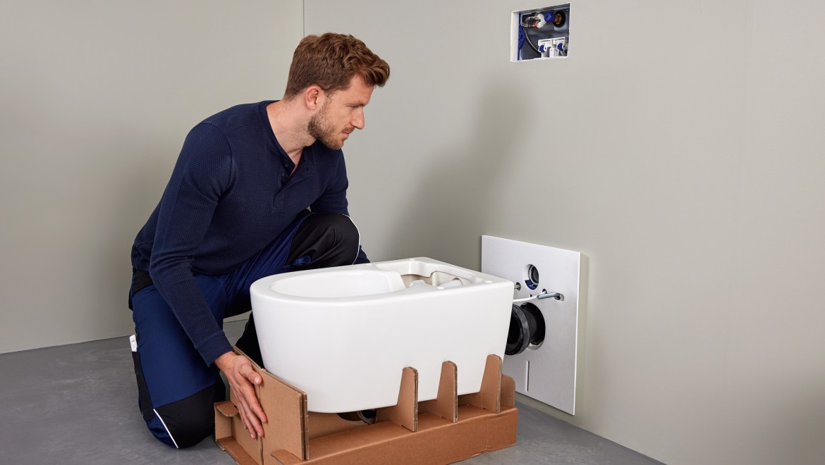 Die Verpackung der Geberit Dusch-WCs ist als integrierte Montagehilfe aufgebaut.
